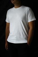 os homens usam camisetas simples para modelos de maquetes. camiseta em branco para design frontal foto