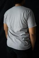 os homens usam camisetas simples para modelos de maquetes. camiseta em branco para design do verso foto