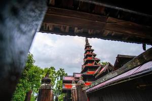 mosteiro de bagaya, também conhecido como mosteiro maha waiyan bontha bagaya, um mosteiro budista construído no sudoeste do palácio de inwa dedicado a shin dhammabhinanda, inwa, região de mandalay, mianmar foto