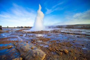 strokkur, um dos gêiseres mais famosos localizado em uma área geotérmica ao lado do rio hvita na parte sudoeste da islândia, entrando em erupção uma vez a cada 6-10 minutos foto