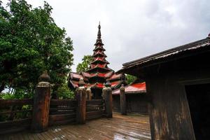 mosteiro de bagaya, também conhecido como mosteiro maha waiyan bontha bagaya, um mosteiro budista construído no sudoeste do palácio de inwa dedicado a shin dhammabhinanda, inwa, região de mandalay, mianmar foto