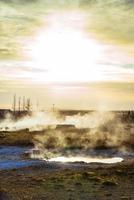 strokkur, um dos gêiseres mais famosos localizado em uma área geotérmica ao lado do rio hvita na parte sudoeste da islândia, entrando em erupção uma vez a cada 6-10 minutos foto