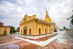 mosteiro maha aungmye bonzan, comumente conhecido como o mosteiro me nu brick, um mosteiro budista histórico em inwa, região de mandalay, mianmar foto