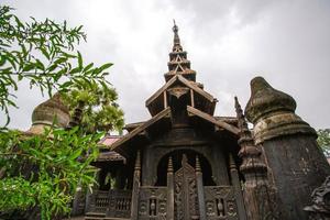 mosteiro de bagaya, também conhecido como mosteiro maha waiyan bontha bagaya, um mosteiro budista construído no sudoeste do palácio de inwa dedicado a shin dhammabhinanda, inwa, região de mandalay, mianmar foto