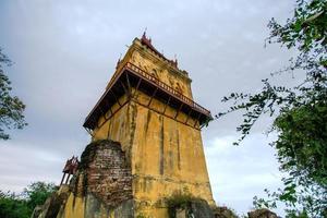 torre de vigia nanmyin, ou torre inclinada de inwa, os restos do majestoso palácio criado pelo rei bagyidaw em inwa, ou ava, mandalay, mianmar foto