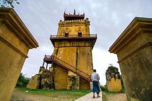 torre de vigia nanmyin, ou torre inclinada de inwa, os restos do majestoso palácio criado pelo rei bagyidaw em inwa, ou ava, mandalay, mianmar foto