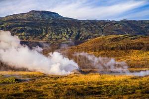strokkur, um dos gêiseres mais famosos localizado em uma área geotérmica ao lado do rio hvita na parte sudoeste da islândia, entrando em erupção uma vez a cada 6-10 minutos foto