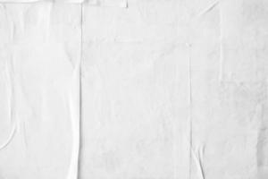textura de cartaz de papel amassado e amassado branco em branco foto