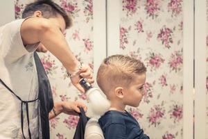 garoto, o corte de cabelo está feito. foto