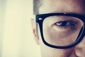 close-up de homem com óculos. foto