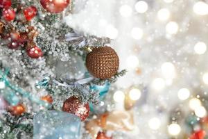 Natal clássico ano novo decorado árvore de ano novo com enfeites de prata e branco brinquedo e bola. apartamento de design de interiores de estilo clássico moderno. véspera de natal em casa. foto