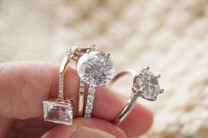 mão segure belas jóias anel de diamante foto
