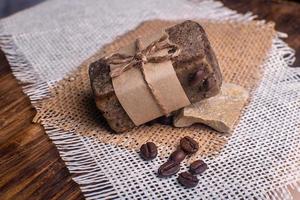 barra de sabonete artesanal com grãos de café. conceito de spa para massagem e relaxamento. foto