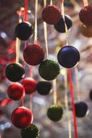 decorações de natal coloridas variadas foto