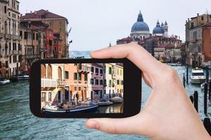 turista fotografa palácios na cidade de veneza foto