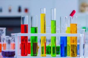 tubos de ensaio coloridos em um laboratório foto
