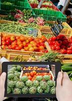 turista tirando foto do mercado de vegetais de rua