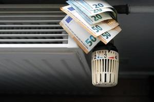 controlando os custos de aquecimento - controle do radiador e notas de euro no aquecimento central foto