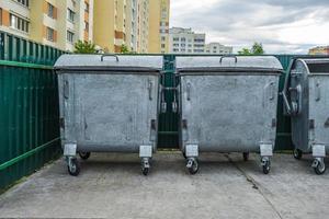 latas de lixo metálicas para coleta seletiva de lixo em uma área densamente povoada da cidade foto