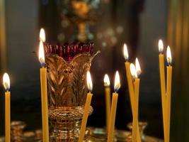 queima de velas em uma igreja cristã foto