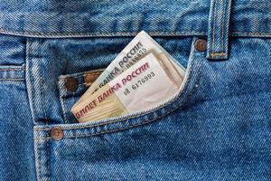 notas de rublo russo x saindo do bolso cront de jean azul foto