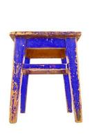 antigo banquinho de madeira azul com pintura descascada. cadeira estilo loft isolada em um fundo branco. foto