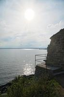 castelo de visingsborg na suécia na ilha de visingsoe com vista para o lago vaetterm. ruína da idade média do rei sueco. foto de paisagem