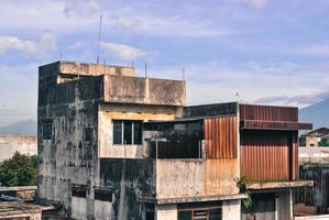 um edifício antigo no meio da cidade de malang, indonésia foto
