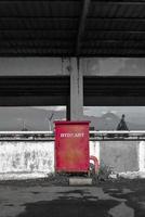 caixa de hidrante com fundo urbano de rua foto