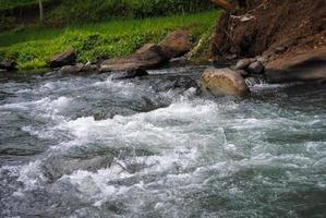 fotografia de natureza de rio e rochas foto