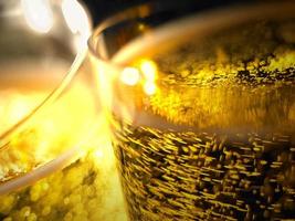 detalhe de bolhas de champanhe em taças foto