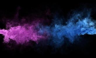 textura de fumaça misteriosa magenta e azul em um fundo preto foto