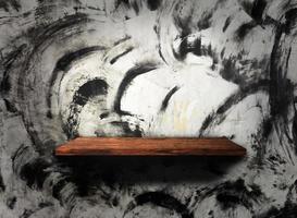 prateleira de madeira no fundo de textura de parede de concreto com traçado de recorte. em branco para design foto