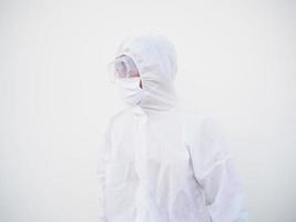 médico asiático confiante ou cientista em uniforme de suíte de ppe em pé olhando para a direita com espaço de cópia para texto ou design em fundo branco. conceito de coronavírus ou covid-19. foto