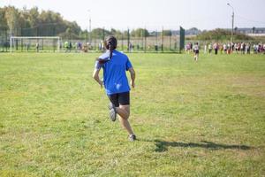 crianças competem na corrida. muitas crianças estão correndo. esportes de verão. escolares na aula de educação física. foto