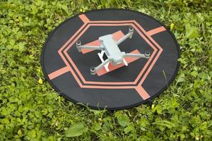 drone de pouso em campo. drone no local. tecnologia de voo. foto
