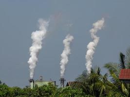 fumaça preta de chaminés industriais má ecologia foto