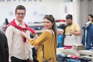 casal na loja de roupas foto