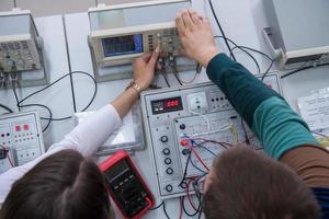 alunos fazendo prática na vista superior da sala de aula eletrônica foto