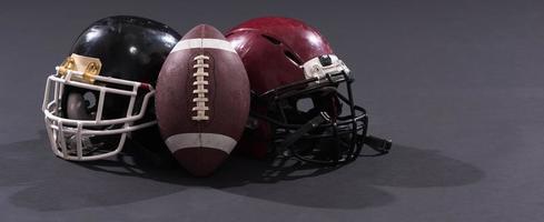 futebol americano e capacetes isolados em cinza foto