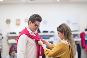 casal na loja de roupas foto