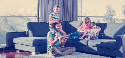 família feliz jogando videogame foto