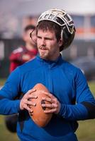 retrato de um jovem jogador de futebol americano foto