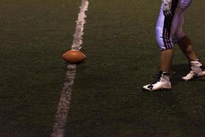 kicker de futebol americano pronto para o pontapé inicial do futebol foto