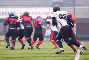 jogo de treinamento de jogadores profissionais de futebol americano foto