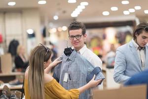 casal na loja de roupas foto