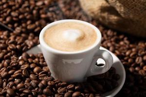 close up de um cappuccino ou café com leite foto