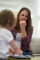 filha pintando unhas para sua mãe grávida foto