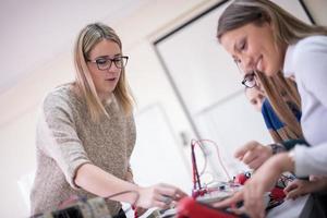 alunos fazendo prática na sala de aula eletrônica foto