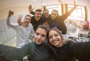 jovens estudantes felizes fazendo foto de selfie